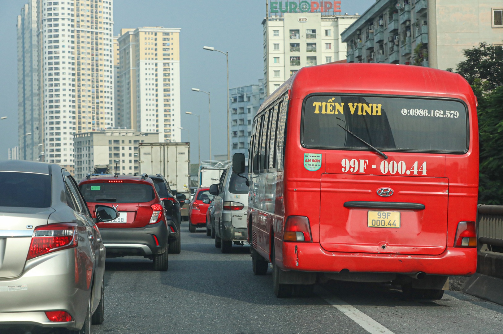 Một lái xe thường xuyên đi trên tuyến đường vành đai 3 cho biết, ngày nào cũng vậy, cả sáng lẫn chiều đều có hàng trăm xe đi vào làn dừng khẩn cấp.