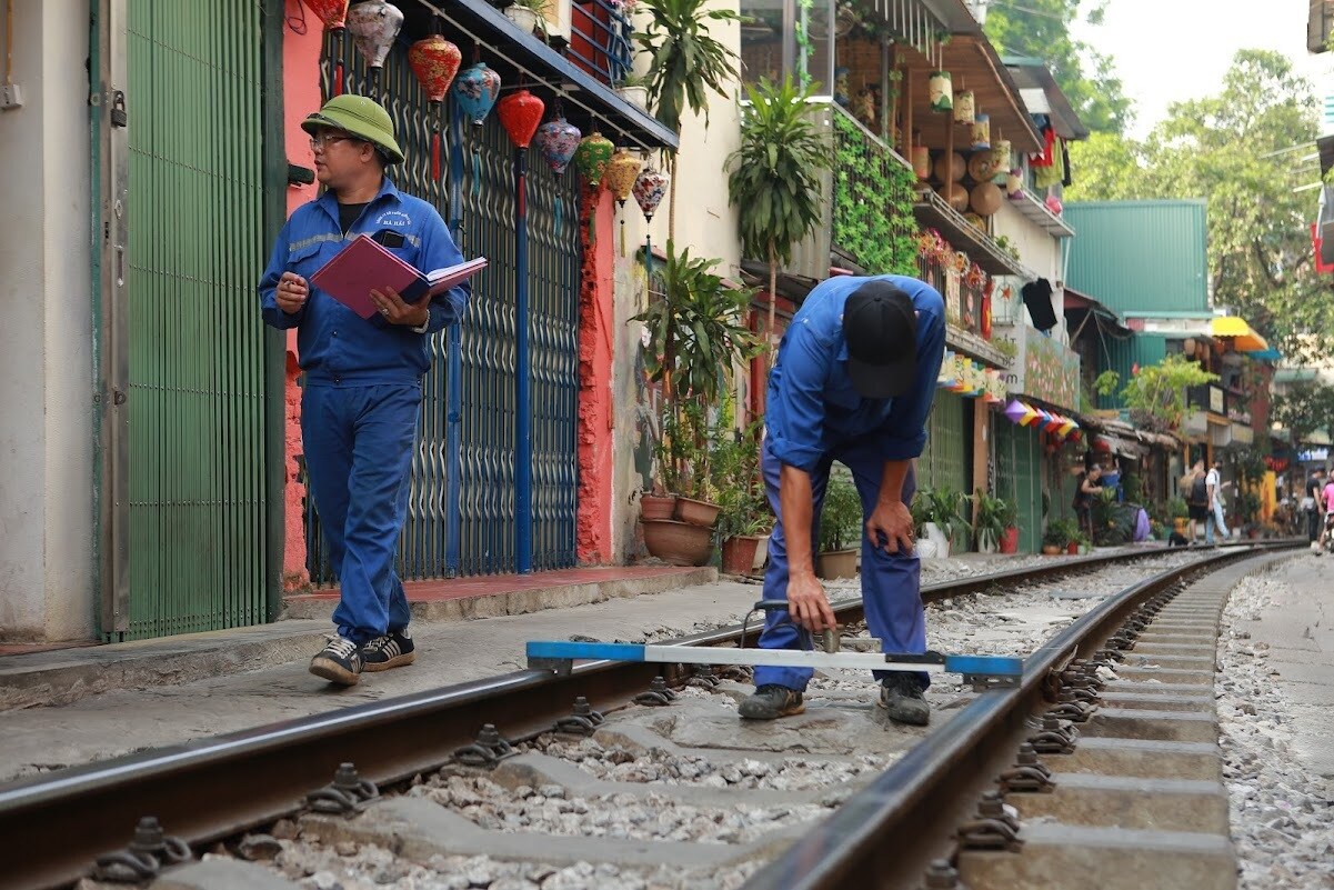 Lãnh đạo UBND phường Hàng Bông cho biết, tối 14/9, lực lượng chức năng đã rà soát, vận động người dân và du khách không tập trung đông đúc tại phố cà phê đường tàu.