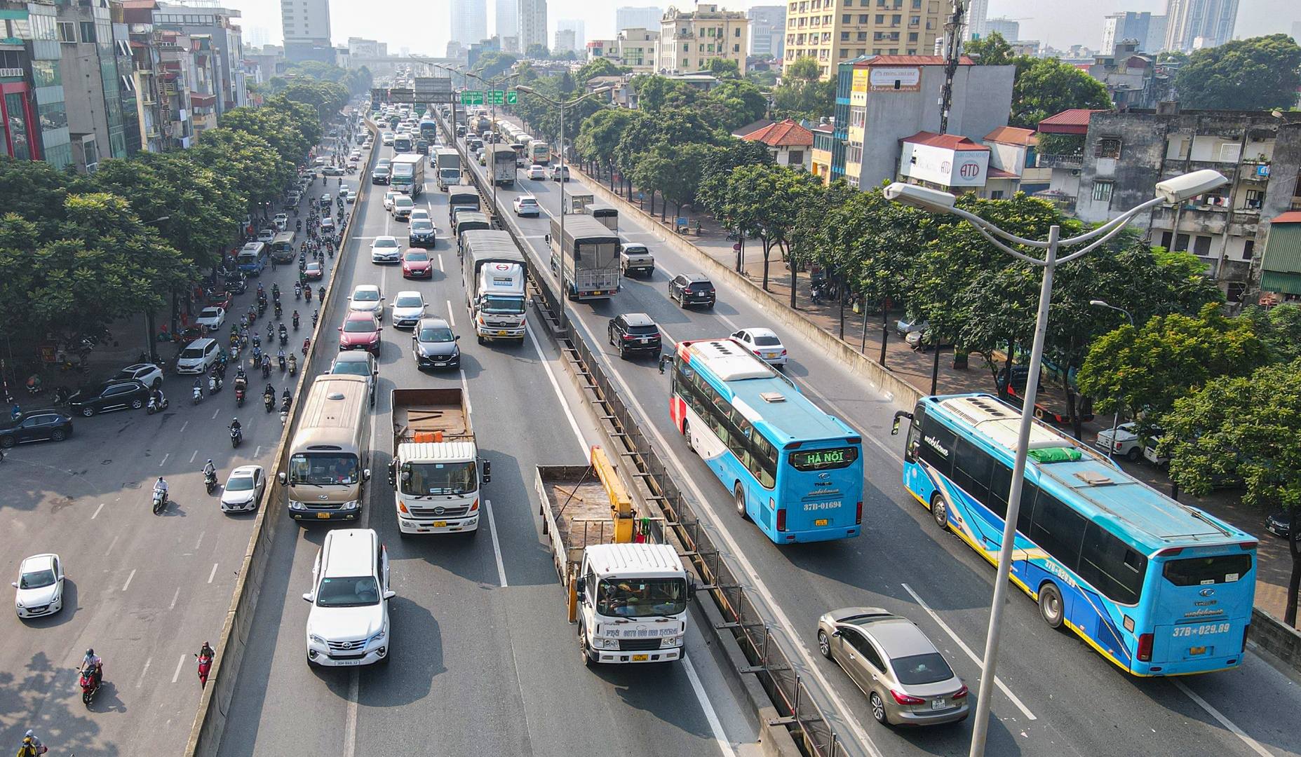Đáng chú ý, trong số này, bên cạnh ô tô cá nhân còn có các xe khách, xe ba bánh và thậm chí cả xe máy.