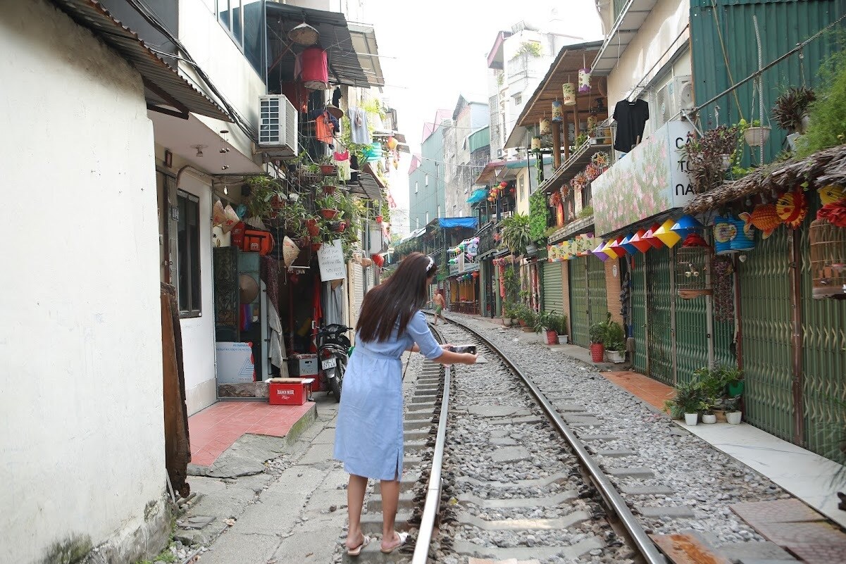 Ông Nguyễn Anh Quân, Phó chủ tịch UBND quận Hoàn Kiếm, cho biết mô hình kinh doanh cà phê đường tàu xuất hiện từ khoảng năm 2017 - 2018. Đến nay, trên địa bàn quận có khoảng hơn 30 quán cà phê đường tàu.