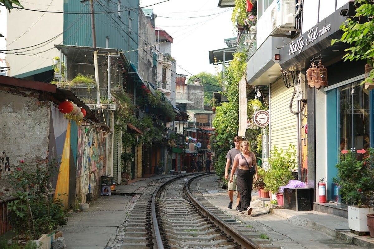 "100% hộ dân đang kinh doanh ở đường tàu đều vi phạm hành lang an toàn đường sắt. Thời gian tới, chúng tôi sẽ thu hồi toàn bộ giấy phép đăng ký kinh doanh đã cấp, đình chỉ kinh doanh có hiệu lực", ông Quân nói.