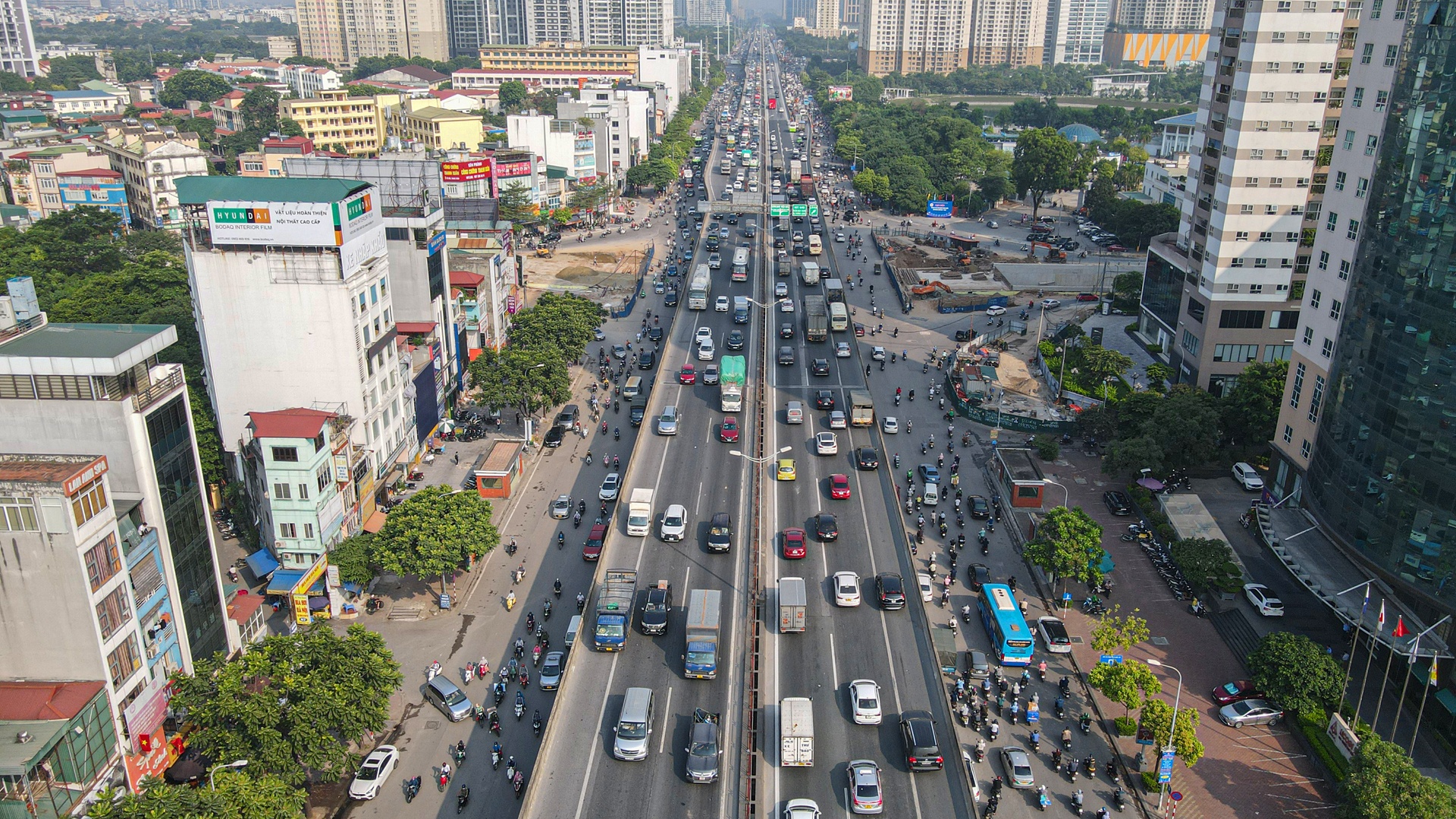 Giờ cao điểm khoảng 8h sáng, các xe "nối đuôi" nhau di chuyển trên làn khẩn cấp thành hàng dài.