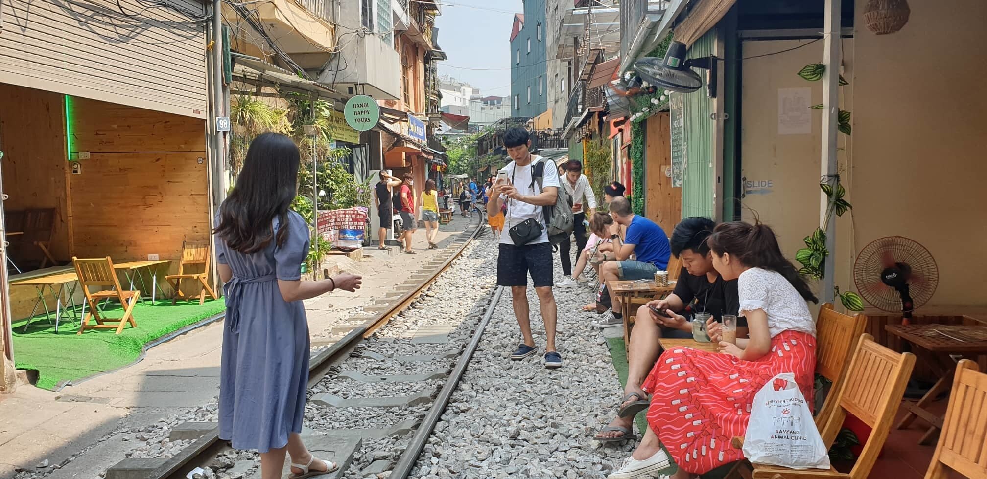 Tuy nhiên, việc người dân, du khách tụ tập đông người uống cafe ngay sát đường ray, trèo đứng lên đường ray chụp ảnh thực sự nguy hiểm.