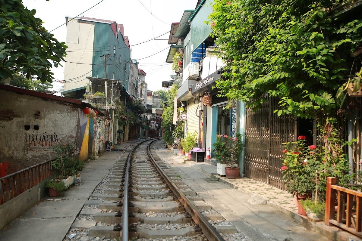 Tại đường tàu cũng không còn cảnh du khách đứng chụp ảnh trên đường ray, trong hành lang ATGT đường sắt như trước.