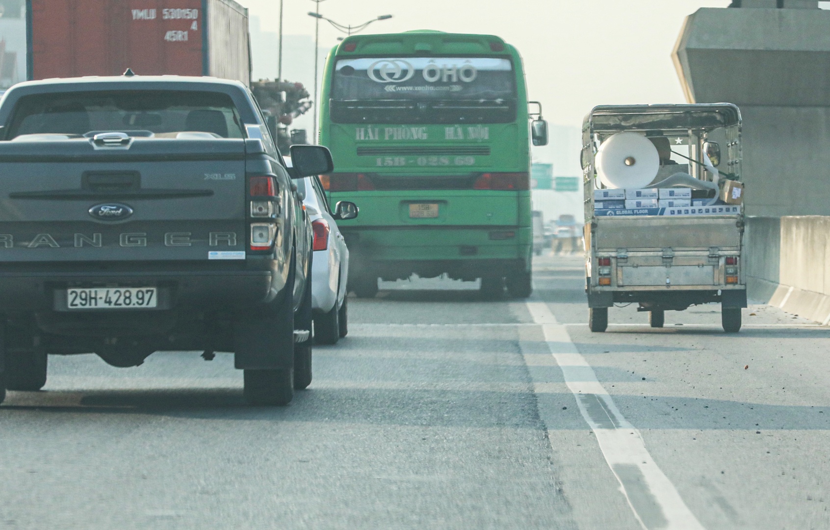 Bất chấp biển cấm lưu thông ở đầu tuyến và các lối vào, xe ba bánh vẫn ngang nhiên di chuyển trên đường vành đai 3, thậm chí đi cả vào làn dừng khẩn cấp.