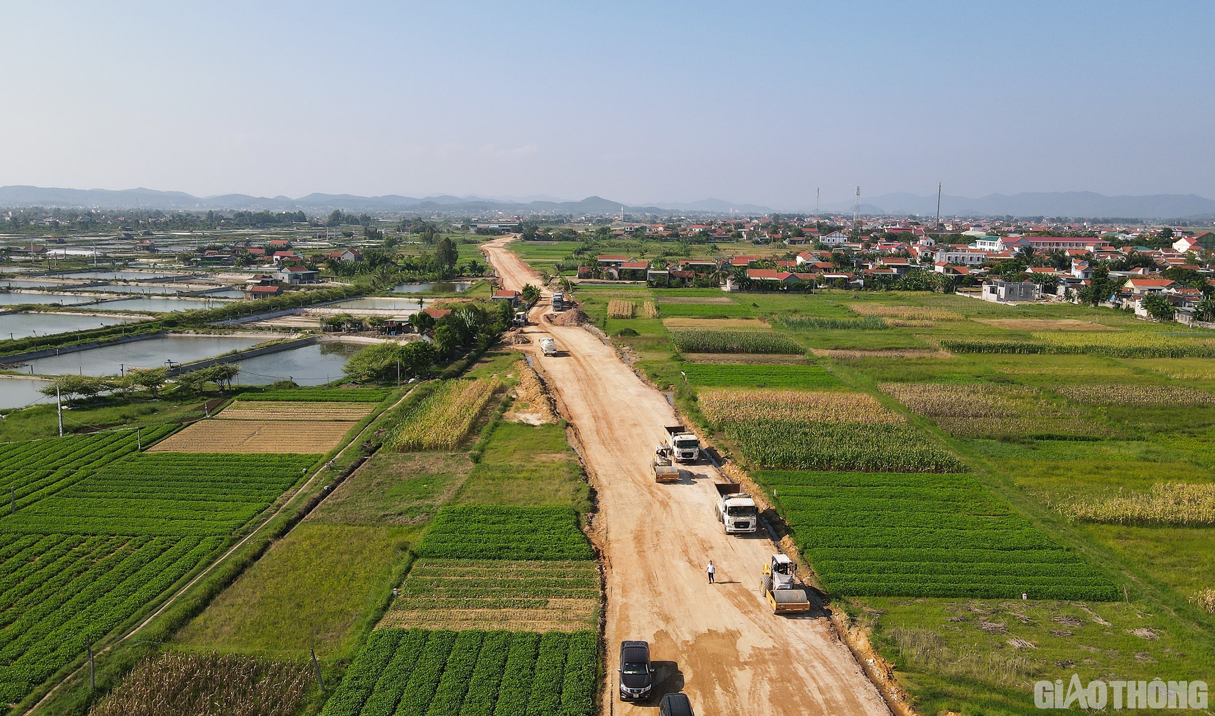Dự án Đường ven biển từ Nghi Sơn (Thanh Hóa) - Cửa Lò (Nghệ An) đoạn từ Km7-Km76 có tổng chiều dài toàn tuyến 64,47 km, đi qua địa bàn thị xã Hoàng Mai, các huyện Quỳnh Lưu, Diễn Châu, Nghi Lộc và TX Cửa Lò.