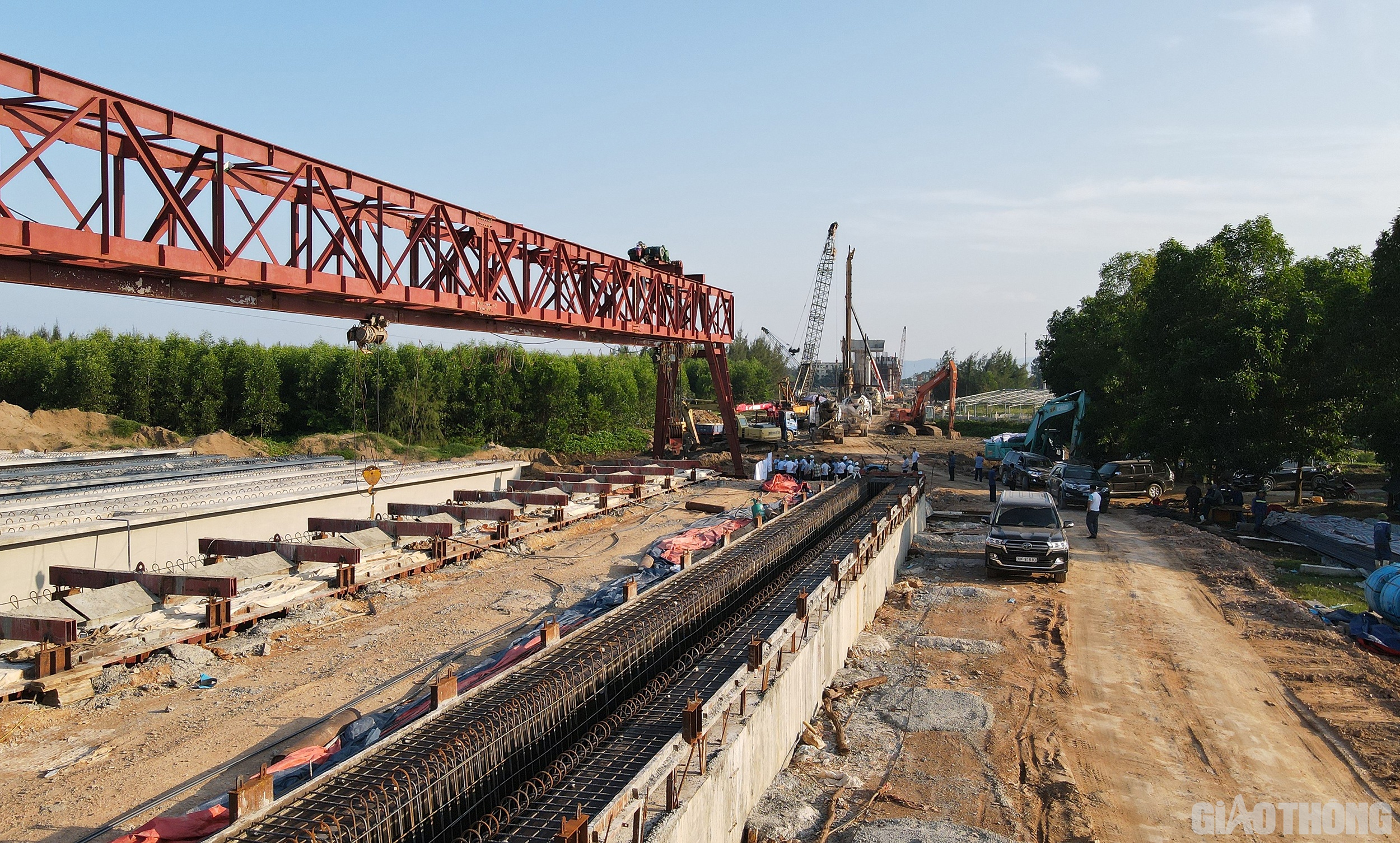 Các đơn vị thi công, cần tập trung nhân lực, máy móc, phương tiện, tranh thủ thời tiết nắng ráo, đẩy nhanh tiến độ thi công, đặc biệt là những đoạn đã bàn giao mặt bằng theo tinh thần bàn giao đến đâu thi công đến đó, không vượt tiến độ được 18 tháng thì ít nhất cũng phải vượt 12 tháng.