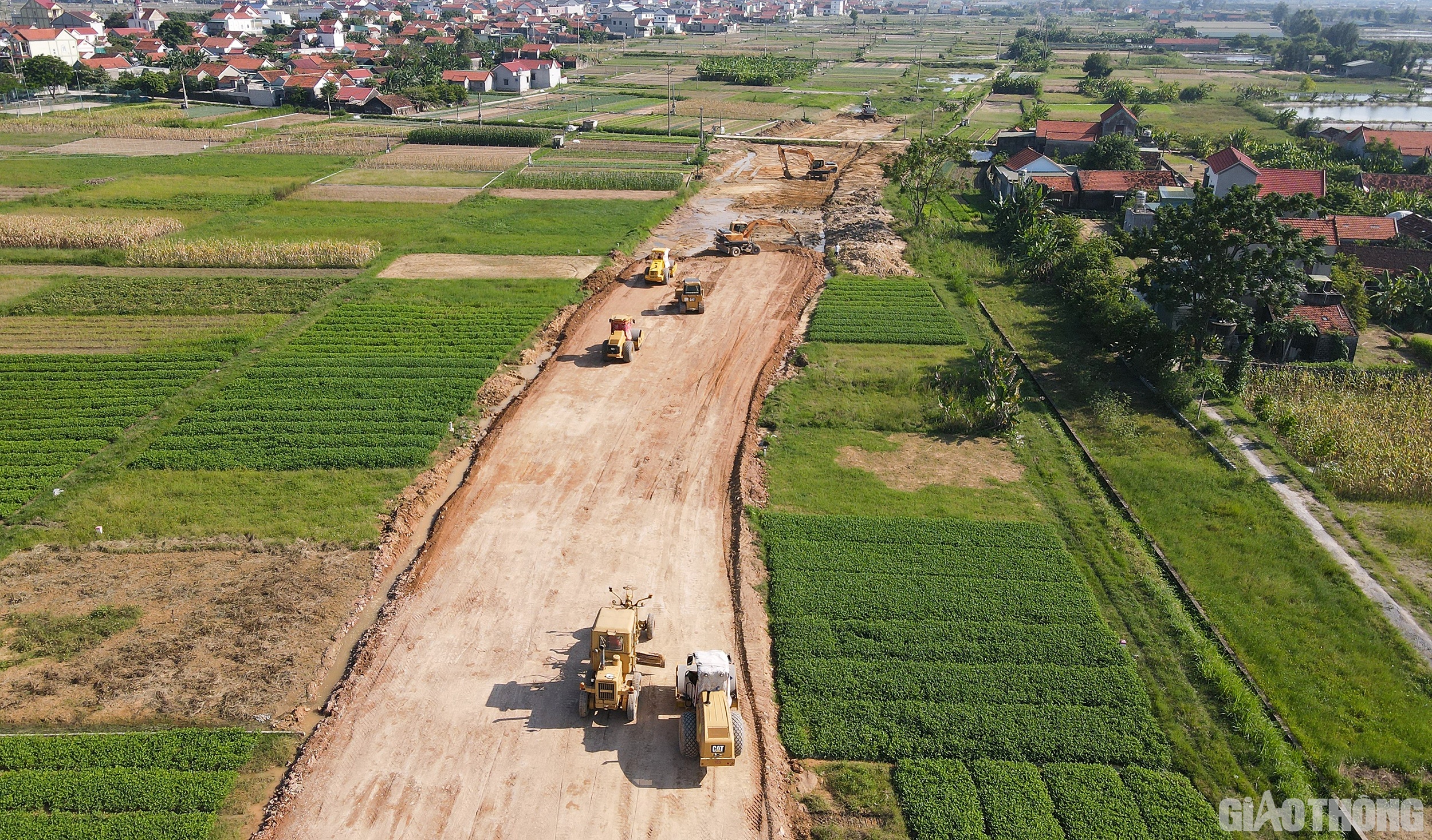 Dự án được chia thành 02 gói thầu xây lắp. Trong đó, gói thầu XL01: Thi công xây dựng công trình từ Km7+00 - Km48+250 và các cầu Tân Long, Kênh Nhà Lê, Hoàng Mai, Lạch Quèn, Cửa Thơi. Đến nay, các nhà thầu đã thực hiện được 379,7/1.713 tỷ đồng giá trị xây lắp, đạt 23%.