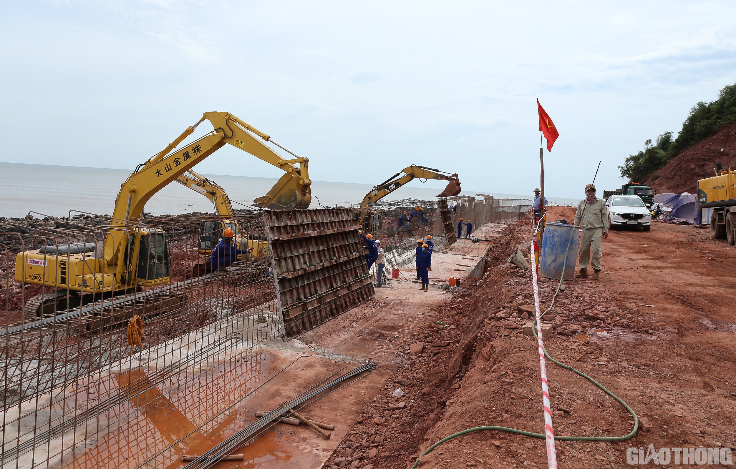 Trong khi đó, gói thầu XL02: Thi công xây dựng công trình từ Km48+250 -  Km76+00 và các cầu Lạch Vạn, Nghi Quang, Nghi Tân. Hiện các nhà thầu đã thực hiện được 358/1.061 tỷ đồng giá trị xây lắp, đạt 33,74%.