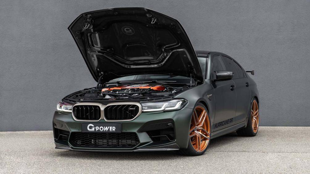 Điểm nổi bật nhất chính là bộ mâm hợp kim vàng 21 inch mới với 5 chấu kép, tương phản với màu sơn ngoại thất Frozen Deep Green Metallic