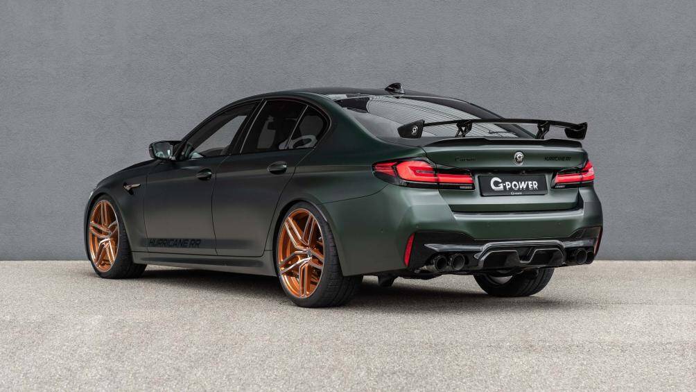 Cánh gió phía sau Dynamic và ống xả bốn carbon phù hợp với bộ chia và bộ khuếch tán bằng vật liệu carbon trần