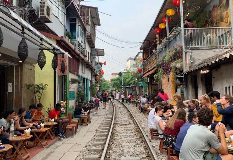 Trước thực trạng này, Tổng công ty Đường sắt VN đã gửi văn bản kiến nghị UBND TP Hà Nội và Cục Đường sắt VN xử lý dứt điểm tình trạng buôn bán, chụp ảnh tại các tụ điểm cafe đường tàu đang ảnh hưởng đến trật tự ATGT đường sắt.