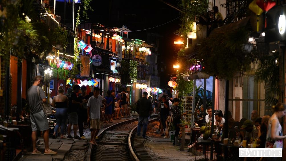 Trao đổi với báo chí tối 14/9, Phó Chủ tịch Thường trực UBND quận Hoàn Kiếm Nguyễn Anh Quân cho biết, tất cả các hộ dân đang kinh doanh ở khu vực đường tàu đều vi phạm hành lang an toàn đường sắt.
Do đó, thời gian tới, quận Hoàn Kiếm sẽ thu hồi toàn bộ những giấy phép đăng ký kinh doanh đã được cấp trước đó và đình chỉ kinh doanh có hiệu lực.