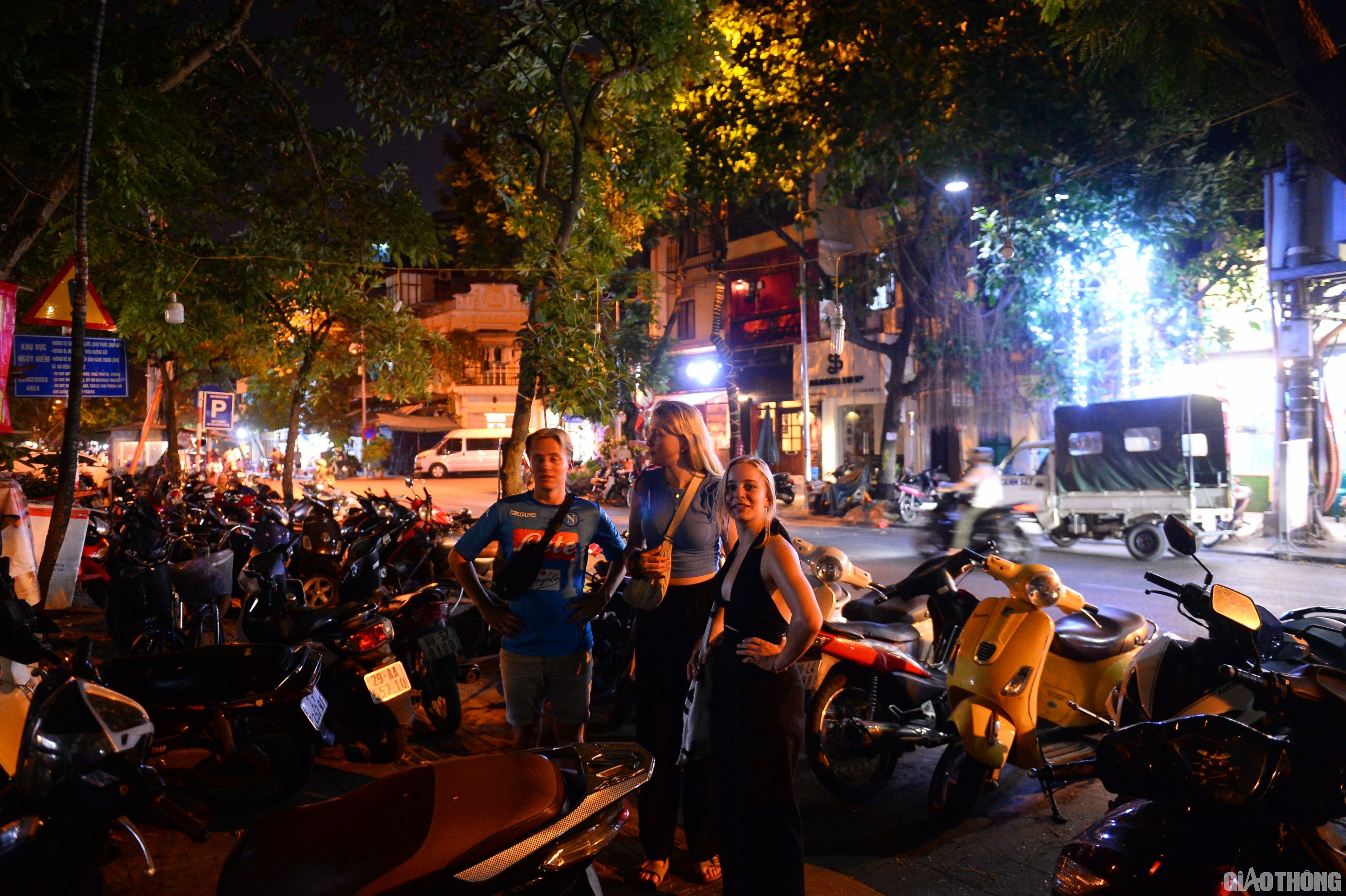 Do không nắm được thông tin, nhiều du khách, chủ yếu là người nước ngoài vẫn đổ về khu vực phố cafe đường tàu.