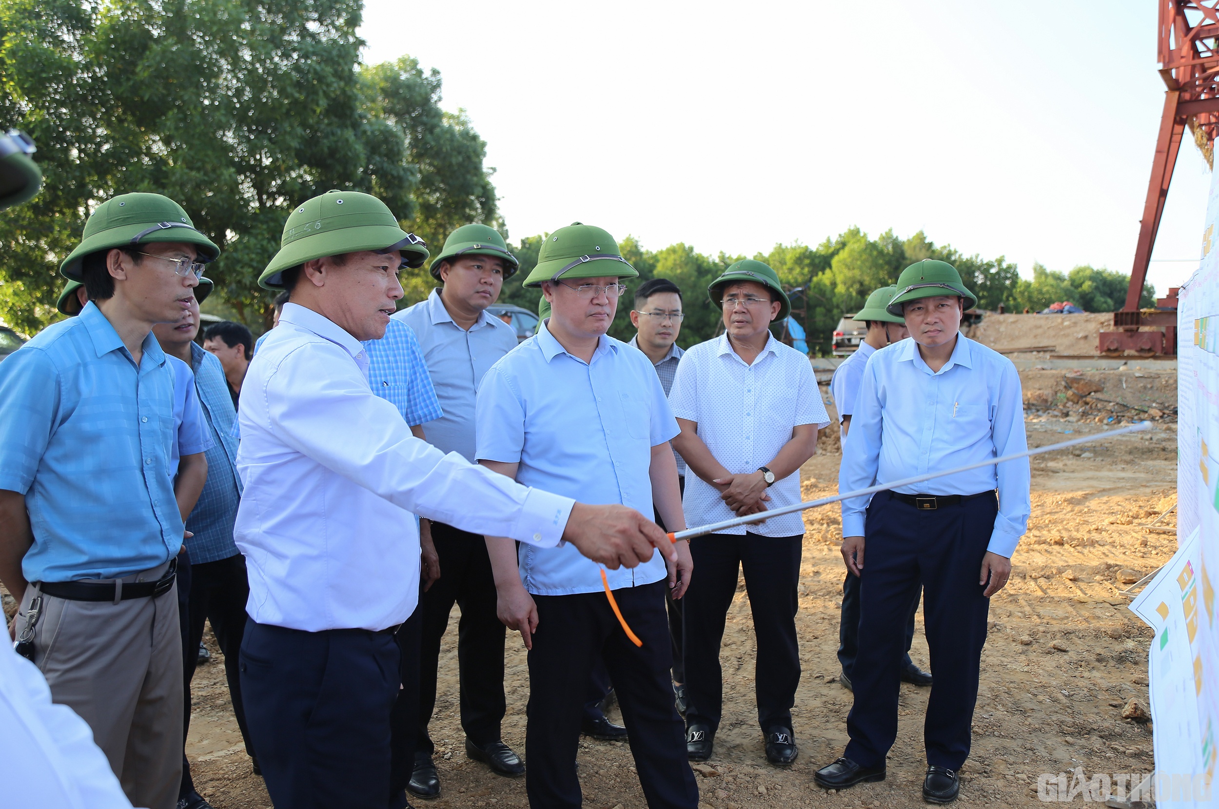 Cùng đi cùng đoàn kiểm tra trong chiều ngày 14/9, Phó Chủ tịch Thường trực UBND tỉnh Nghệ An - Lê Hồng Vinh yêu cầu bên cạnh tiến độ, chủ đầu tư (Sở GTVT Nghệ An), tư vấn giám sát cần thực hiện giám sát chặt chẽ đảm bảo chất lượng tốt nhất.