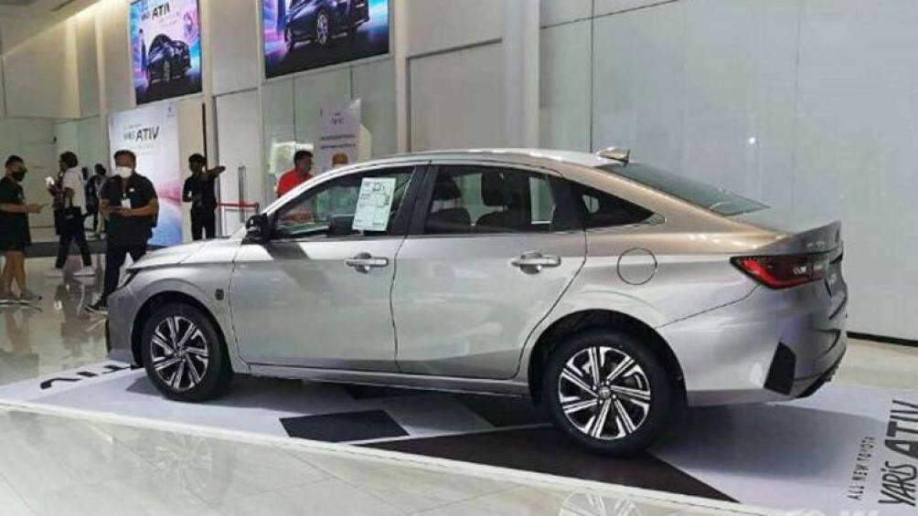 Vành hợp kim 16 inch với thiết kế 7 chấu, ốp gương ngoại thất tích hợp đèn báo rẽ, angten vây cá trên nóc và đèn hậu LED