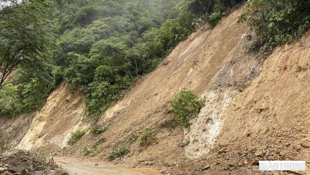 Việc vừa thi c&ocirc;ng, vừa phải xắn tay hốt b&ugrave;n nh&atilde;o từ triền n&uacute;i chảy tr&agrave;n xuống l&agrave; chuyện rất b&igrave;nh thường tại đ&acirc;y.