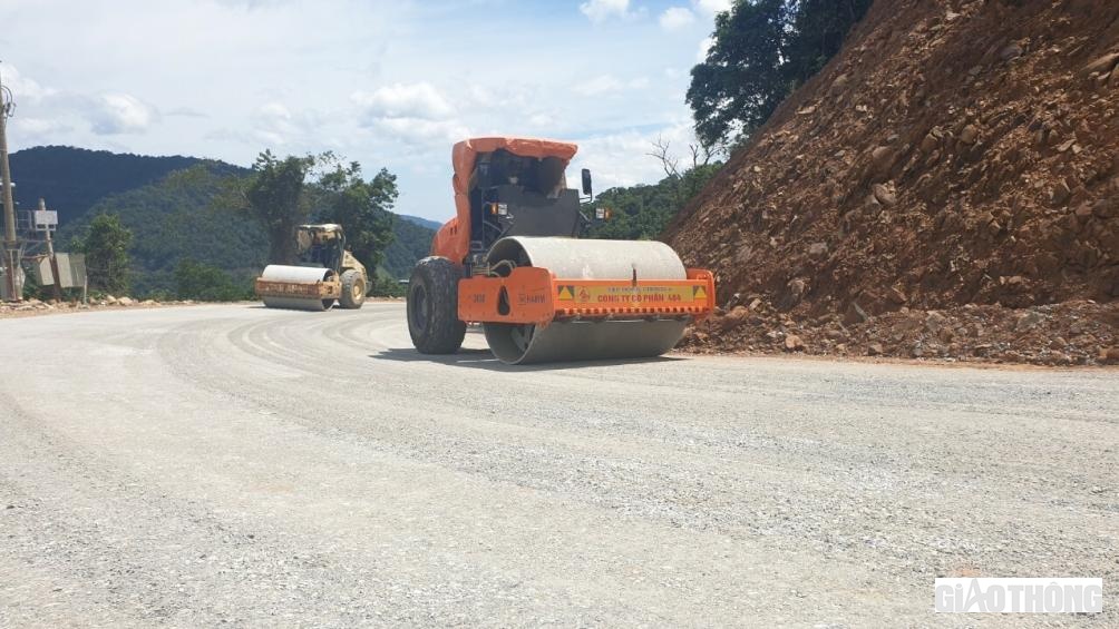 Tr&ecirc;n tuyến, một số đoạn đ&atilde; được rải lớp base. Tuy nhi&ecirc;n, c&ocirc;ng đoạn n&agrave;y đang gặp bất lợi khi thời tiết mưa li&ecirc;n tục khiến việc thi c&ocirc;ng phải l&agrave;m đi l&agrave;m lại nhiều lần. (Ảnh: nh&agrave; thầu 484 đưa m&aacute;y lu l&ecirc;n gi&uacute;p C&ocirc;ng ty Cầu Đường bộ I H&agrave; Tĩnh xử l&yacute; đoạn đường bị hư hỏng do mưa)
