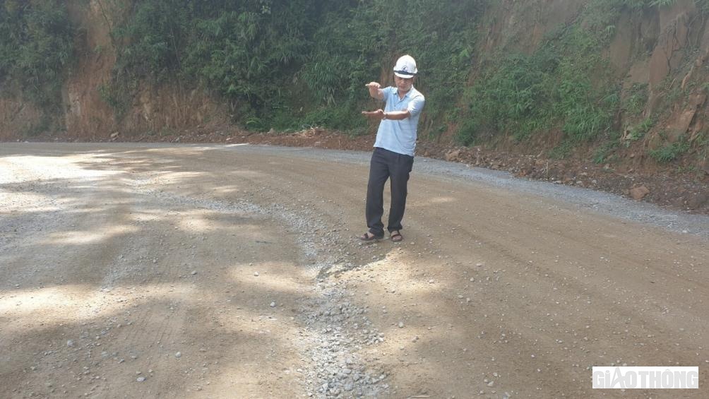 Theo Kỹ sư L&acirc;m Quốc Tuấn - Ban QL dự &aacute;n 4, việc thi c&ocirc;ng tại dự &aacute;n gặp qu&aacute; nhiều bất lợi về thời tiết, địa h&igrave;nh... V&iacute; như mới đ&acirc;y, mưa lớn l&agrave;m sạt taluy dương khiến một lượng lớn đ&aacute; base bị tr&ocirc;i, đất s&igrave;nh lầy, c&aacute;c đơn vị phải mất thời gian, c&ocirc;ng sức, tiền bạc để l&agrave;m lại.