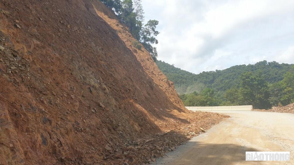 Theo Tư vấn trưởng dự &aacute;n, kỹ sư Nguyễn Phong Th&agrave;nh, h&agrave;ng chục năm l&agrave;m tư vấn, lần đầu ti&ecirc;n &ocirc;ng tham gia một dự &aacute;n c&oacute; t&iacute;nh chất đặc th&ugrave; như thế n&agrave;y. Ngo&agrave;i vấn đề địa h&igrave;nh, khan hiếm vật liệu, thời tiết vẫn l&agrave; cản trở lớn nhất. Đang trời nắng to bỗng nhi&ecirc;n lại đổ mưa g&acirc;y sạt lở khiến bao nhi&ecirc;u c&ocirc;ng sức của đơn vị thi c&ocirc;ng, anh em c&ocirc;ng nh&acirc;n đều "đổ bể".