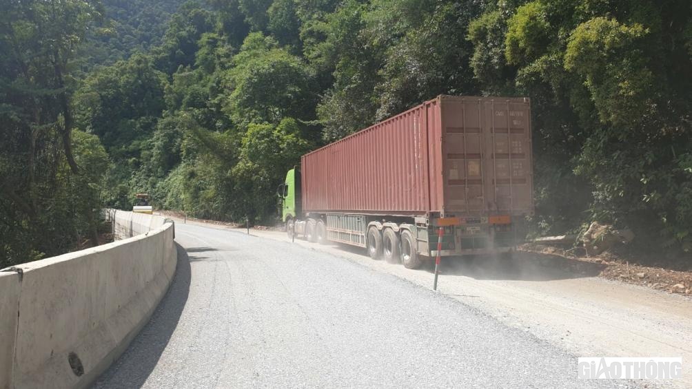 Vượt qua những kh&oacute; khăn, một số g&oacute;i thầu tr&ecirc;n tuyến đ&atilde; rải lớp đ&aacute; base để chuẩn bị trải thảm.