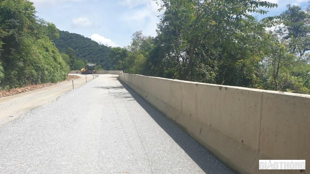 Tường chắn b&ecirc; t&ocirc;ng chắc chắn giống như những tấm khi&ecirc;n được dựng trước vực s&acirc;u để đề ph&ograve;ng phương tiện gặp sự cố.