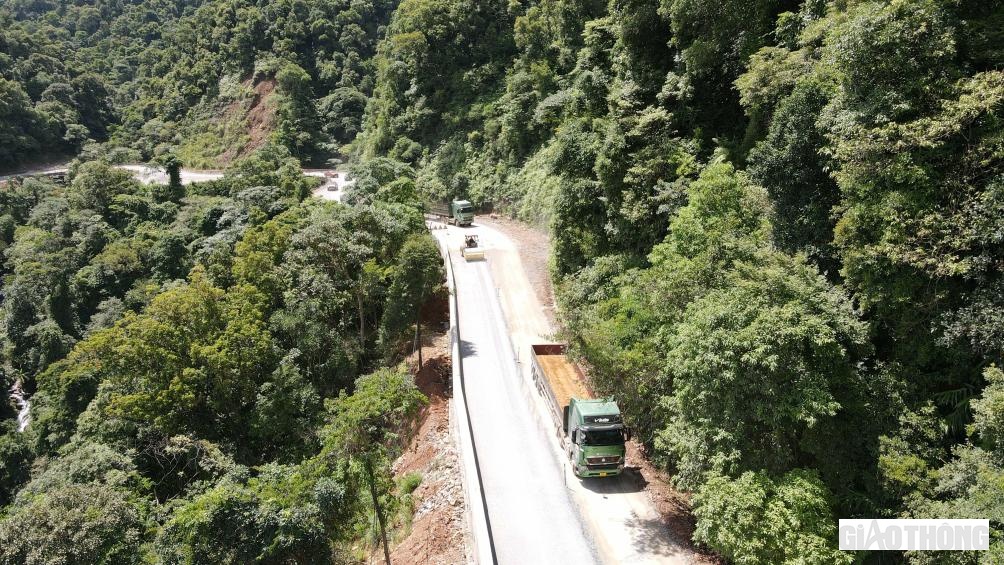 Kh&aacute;c hẳn với trước đ&acirc;y, trải qua thời gian "đội nắng, hứng mưa" c&aacute;c đơn vị thi c&ocirc;ng đ&atilde; biến con đường hư hỏng, đầy ổ g&agrave;, ổ voi, th&agrave;nh cung đường đi lại thuận lợi hơn nhiều.