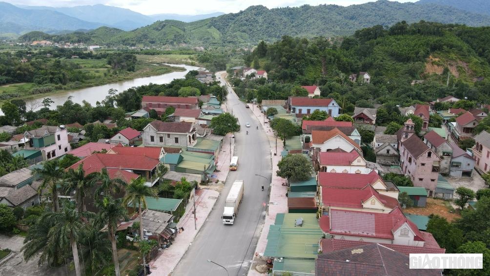 Phần l&agrave;m r&atilde;nh, n&acirc;ng cấp mặt đường đoạn đi qua địa phận thị trấn Phố Ch&acirc;u, huyện Hương Sơn, H&agrave; Tĩnh đ&atilde; ho&agrave;n thiện 90% khối lượng c&ocirc;ng việc.
