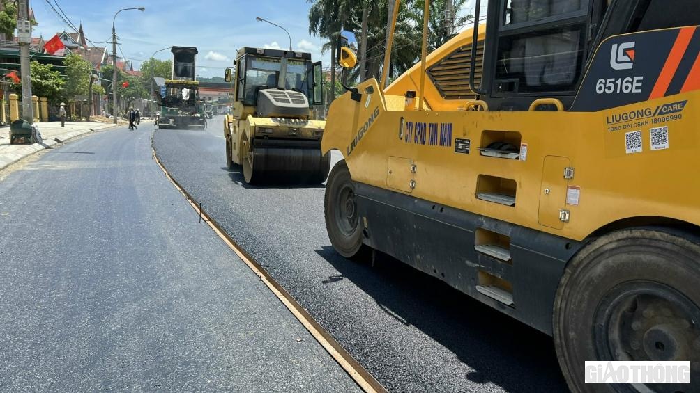 Những ng&agrave;y n&agrave;y tranh thủ những ng&agrave;y nắng &iacute;t ỏi, c&aacute;c nh&agrave; thầu thi c&ocirc;ng Dự &aacute;n n&acirc;ng cấp, sửa chữa QL8A đang dồn lực thảm những đoạn b&ecirc; t&ocirc;ng nhựa lớp 2 cuối c&ugrave;ng (Ảnh: Nh&agrave; thầu T&acirc;n Nam thảm BTN lớp 2 ở g&oacute;i 07)