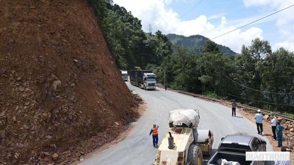 C&ocirc;ng t&aacute;c điều tiết phương tiện, đảm bảo an to&agrave;n giao th&ocirc;ng trong qu&aacute; tr&igrave;nh vừa thi c&ocirc;ng vừa khai th&aacute;c được c&aacute;c đơn vị thực hiện nghi&ecirc;m t&uacute;c.