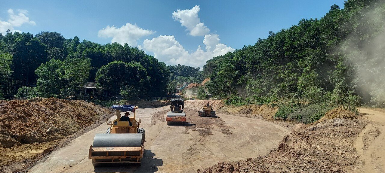 Nh&agrave; thầu ở g&oacute;i khởi c&ocirc;ng sau đua tiến độ với g&oacute;i trước...