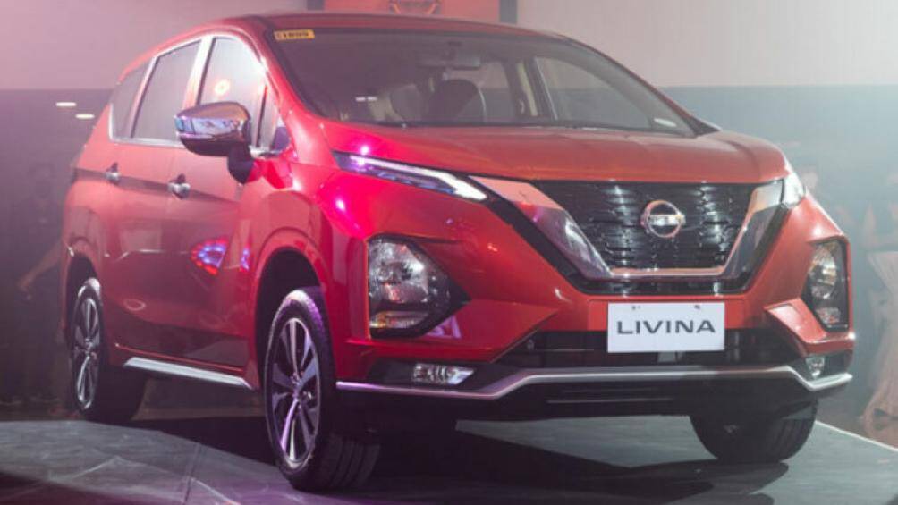 Xe vẫn mang trên mình lưới tản nhiệt V-Motion đặc trưng của thương hiệu Nissan với viền mạ crôm dày dặn bao quanh