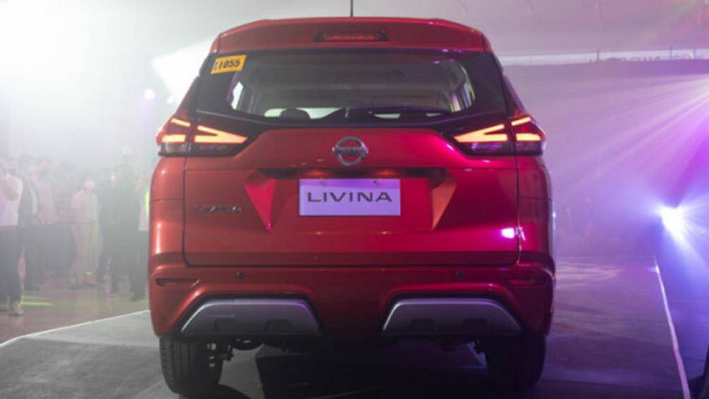 Phía sau xe được trang bị cụm đèn hậu hình chữ "L", ôm lấy kính chắn gió, cánh gió mui tích hợp đèn phanh trên cao