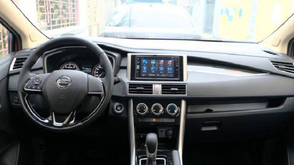 Tại thị trường Philippines mẫu MPV này được trang bị vô lăng 3 chấu, màn hình đa thông tin dạng LCD có màu bên trong bảng đồng hồ