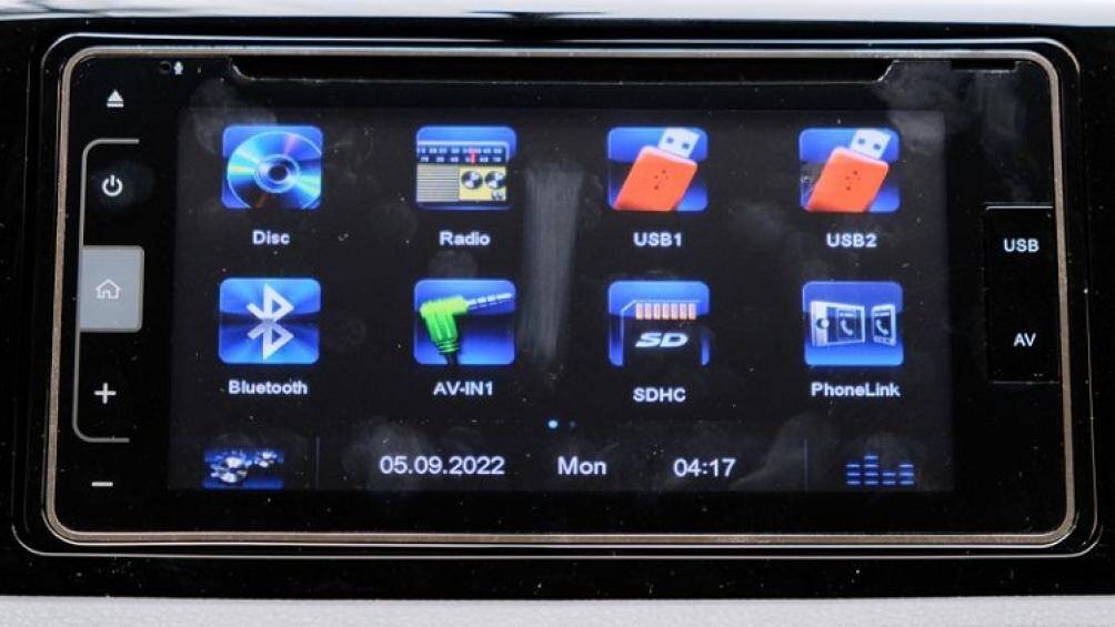 Màn hình cảm ứng trung tâm 7 inch, hỗ trợ kết nối với điện thoại thông minh, Bluetooth và USB...