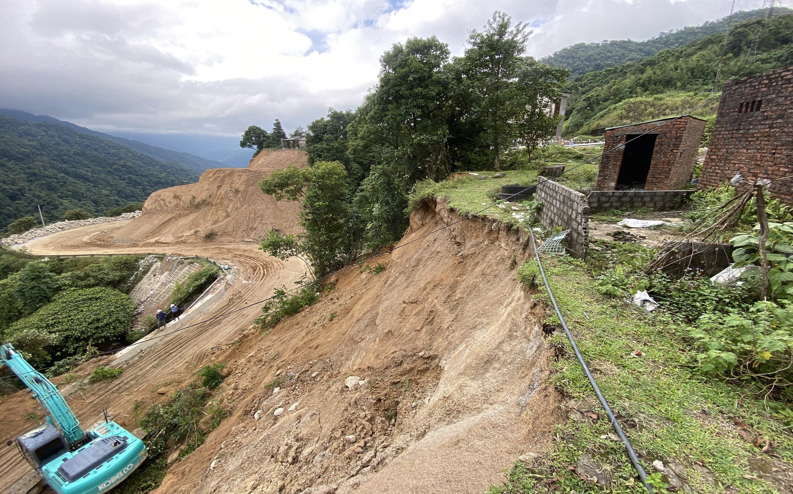 Đối mặt với nguy hiểm khi khắc phục sạt lở ở những điểm treo leo b&ecirc;n n&uacute;i b&ecirc;n vực. (Ảnh: Sạt lở Km84+267-Km84+320)