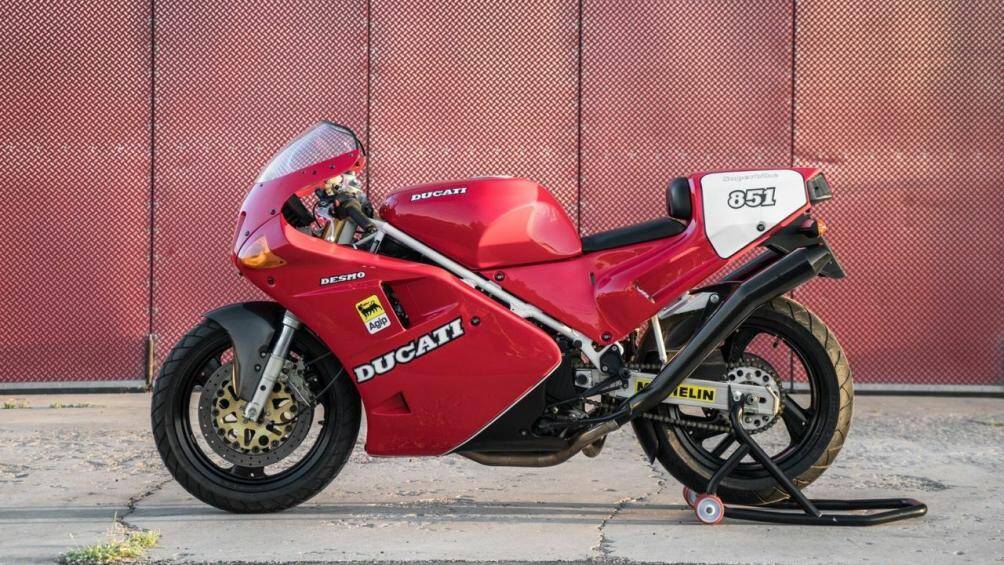 5. Ducati 851: Đây là một bước tiến hơn nữa của Ducati để tiến vào kỷ nguyên các mẫu mô tô của thế kỷ 21