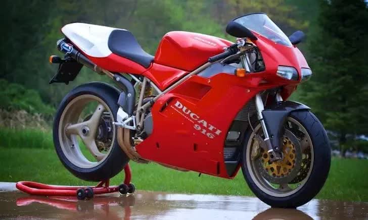 6. Ducati 916: Mẫu xe này đạt các tiêu chuẩn mới về hiệu suất điều khiển, phanh, phong cách diện mạo của các mẫu motor thể thao Ducati