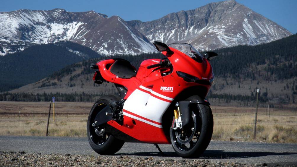 7. Desmosedici RR: Mẫu xe nhấn mạnh tới tầm quan trọng của thiết kế khí động học và nhắc lại thiết kế của các mẫu motor Ducati tại MotoGP những năm đầu