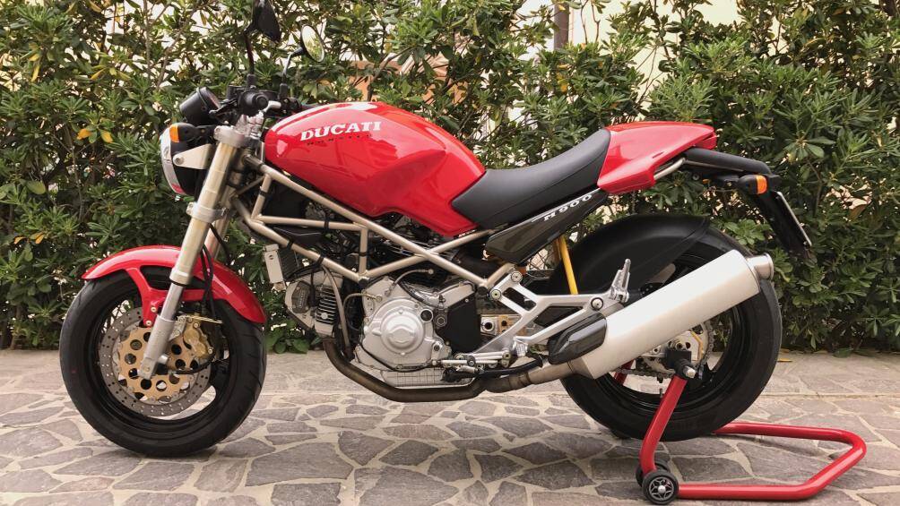 8. Monster 900: Xuất hiện tạo ra cơn sốt tại thị trường xe motor kiểu thể thao chồm lỡ ở châu Âu những năm 1990