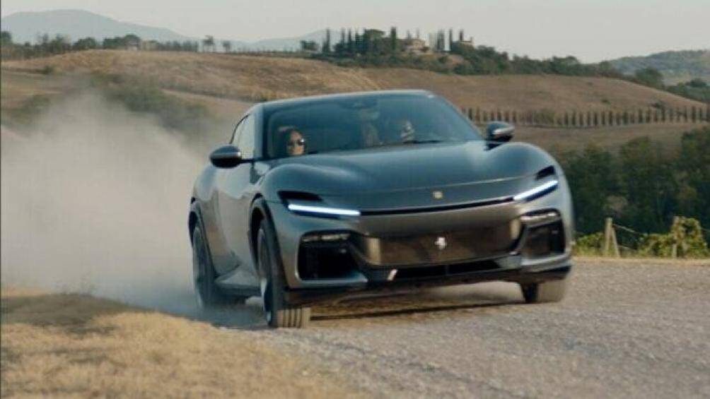 Xe vẫn sử dụng khối động cơ xăng V12, dung tích 6.5 lít, hút khí tự nhiên cho công suất 715 mã lực và mô-men xoắn cực đại 716 Nm