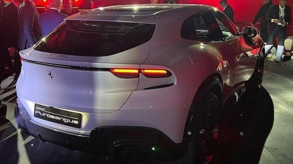 "Phần eo" của xe bị bóp lại, mái nhà bằng sợi carbon, đèn pha LED cực ngầu, thêm vào đó là nhiều khe gió để tăng tính khí động học