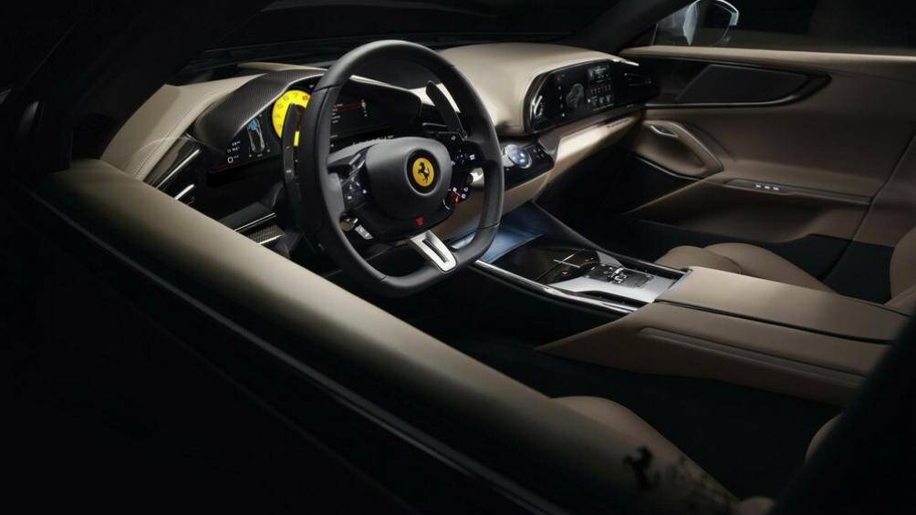 Thay vào đó là một cụm đồng hồ đo kỹ thuật số 10,2 inch và màn hình 10,2 inch riêng cho khách phía trước