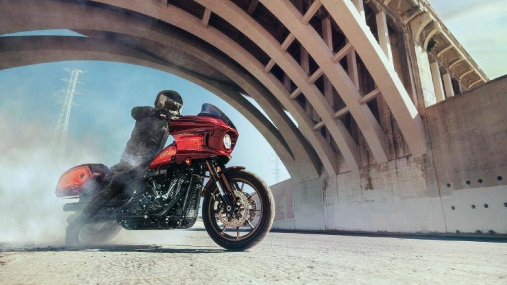 Phuộc Up Side Down 43 mm với phanh trước đĩa kép và lốp Michelin Scorcher, kiểm soát hành trình và ABS là trang bị tiêu chuẩn