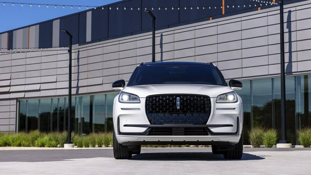 Xe sở hữu lưới tản nhiệt mới lớn hơn với các họa tiết hình giọt nước trông rất ấn tượng cùng cặp đèn LED ban ngày