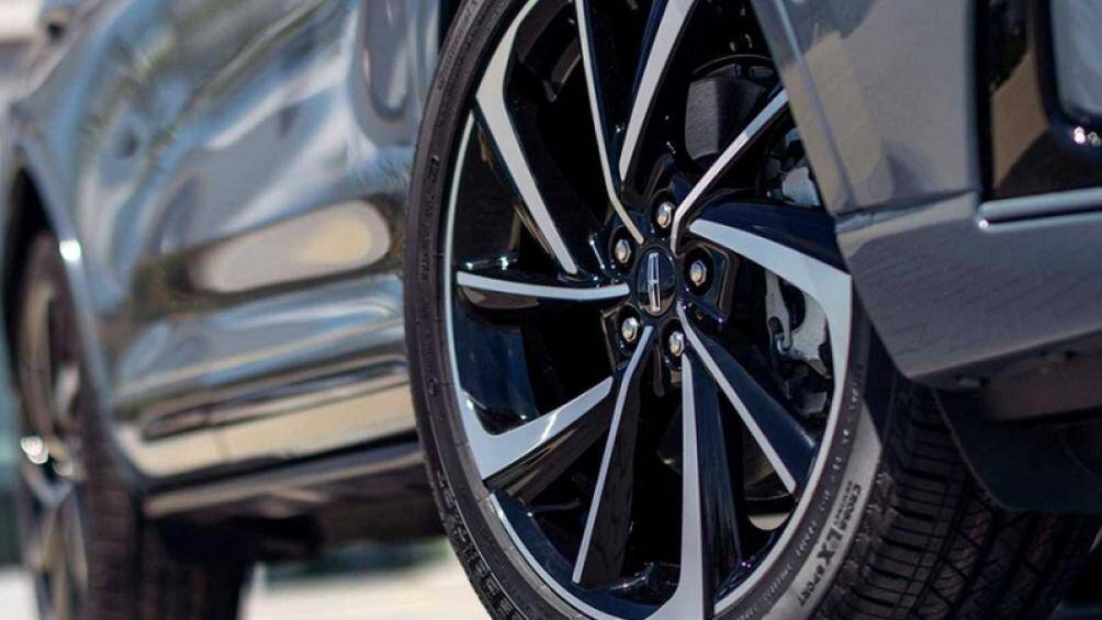 Bộ la zăng hợp kim với thiết kế mới và hai màu sơn ngoại thất được bổ sung là Xanh Whisper Blue và Đỏ Crystal Red