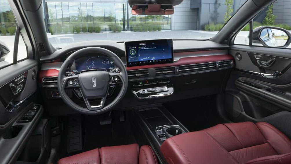 Phía sau vô lăng là cụm đồng hồ đo kỹ thuật số 12,3 inch với giao diện đồ họa được tinh chỉnh để mang đến cái nhìn công nghệ cao hơn