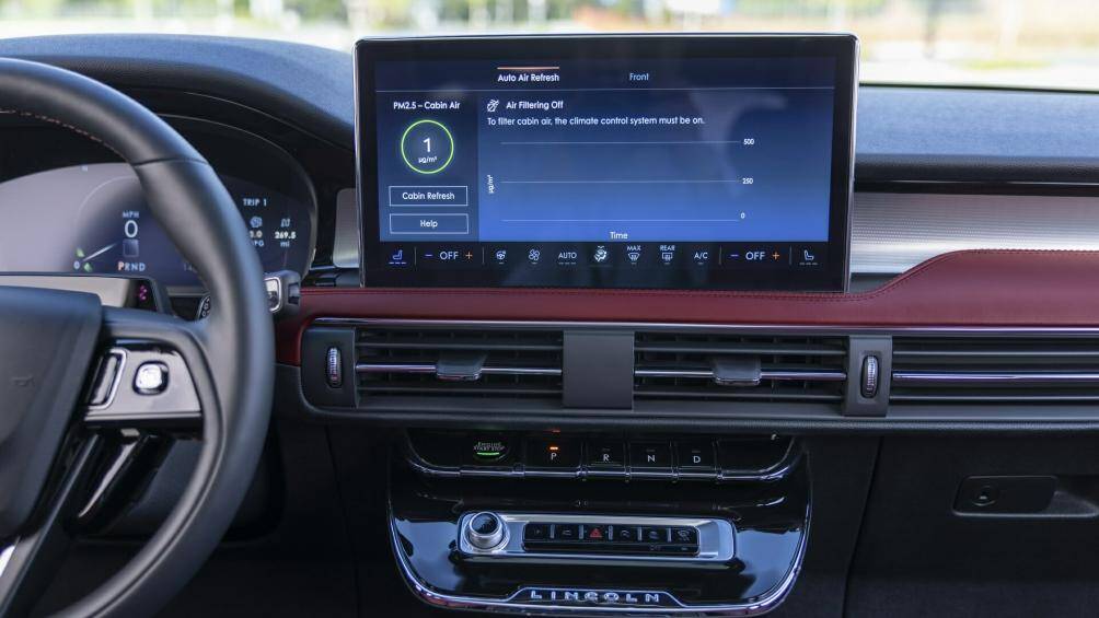 Bên trong, điểm nhấn nổi bật phải kể đến màn hình cảm ứng 13,2 inch đặt nổi trên bảng táp-lô, thay thế cho màn hình 8 inch trước đây