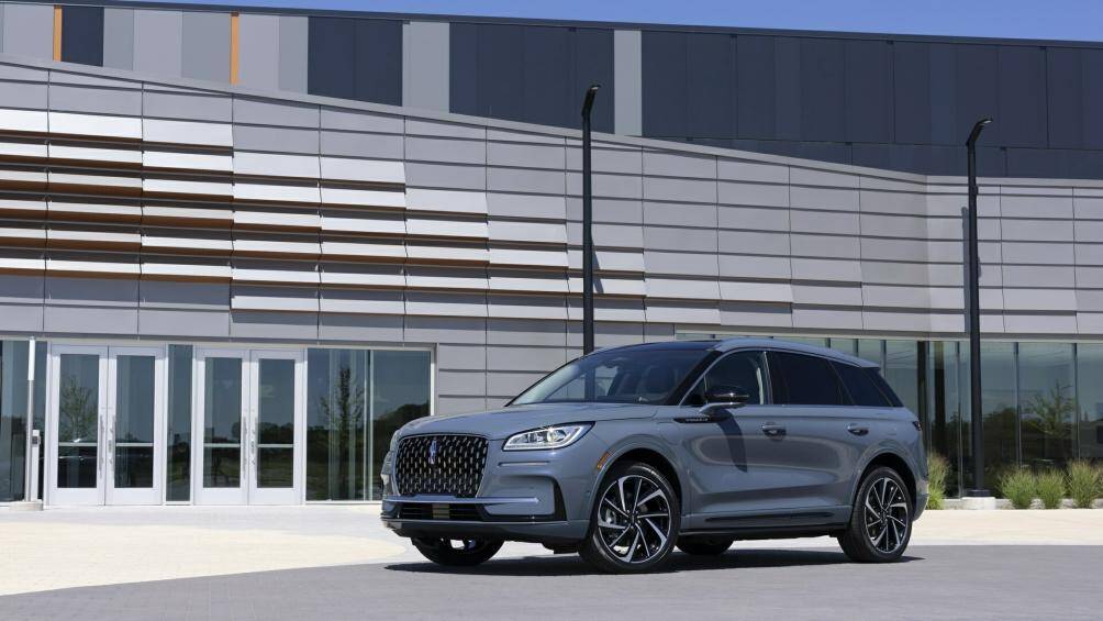 Tiếp đến là plug-in hybrid với máy xăng 2.5L và mô-tơ điện, cho công suất tổng cộng 266 mã lực