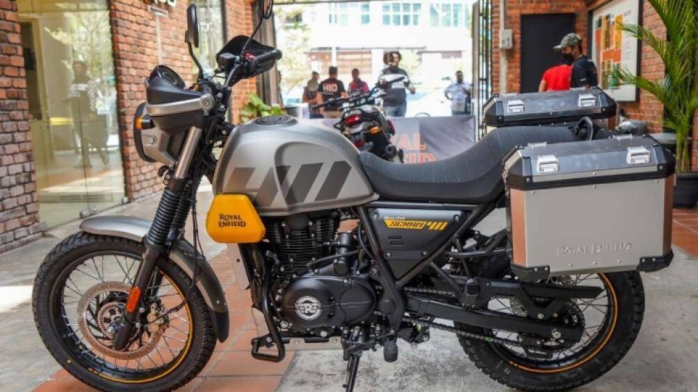 Bản Cao cấp có các màu như Trắng và Bạc, còn bản Tầm trung có màu Xanh da trời và Đen, bản Cơ sở có 3 màu gồm mùa Vàng chì, Đỏ chì và Xanh chì